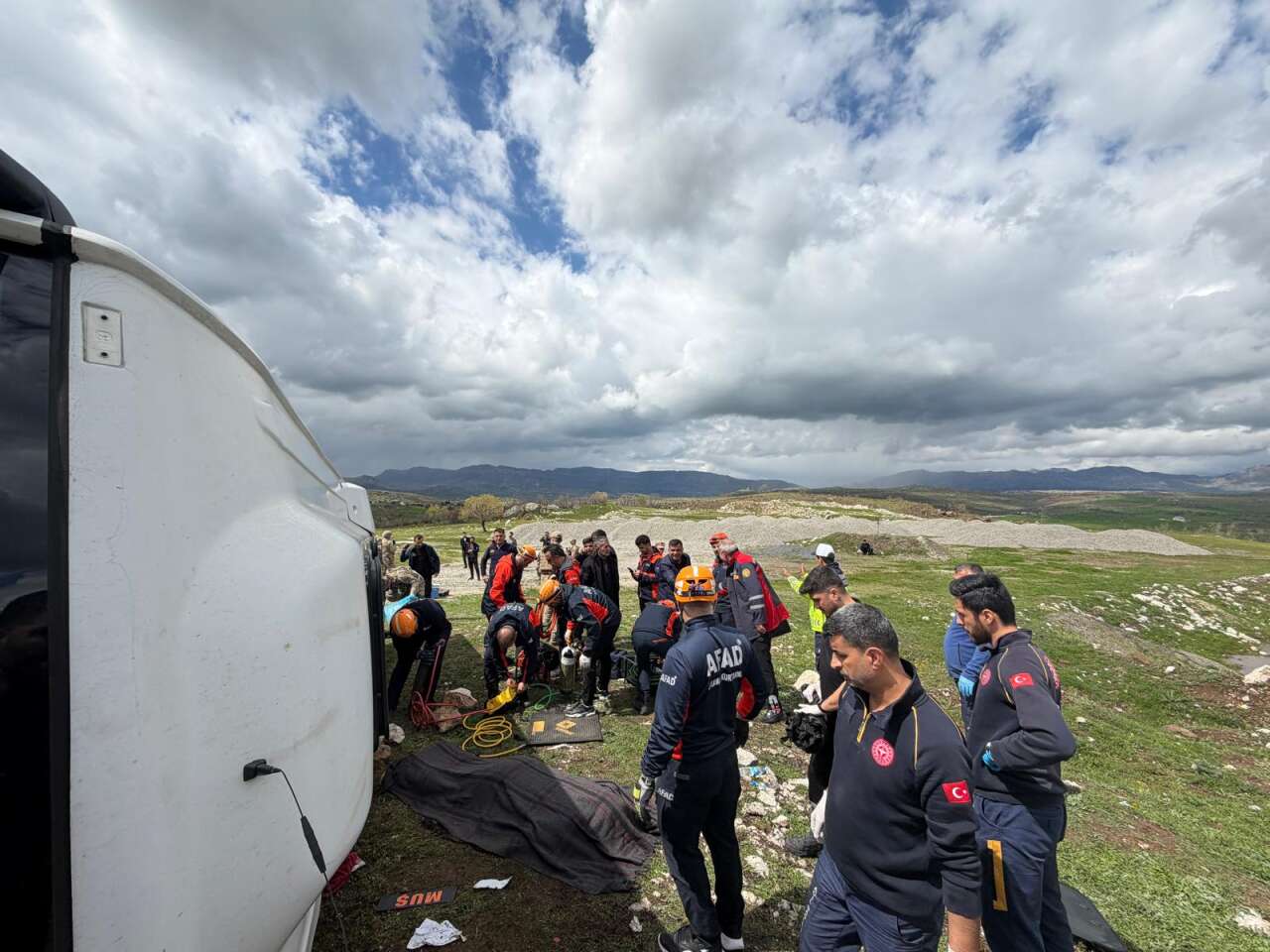 Yolcu otobüsü devrildi! Ölü ve çok sayıda yaralı var 8